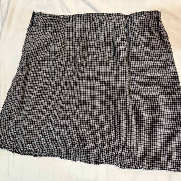 American Eagle Outfitters Used Black and White Grid Mini Skirt - Picture 2 of 3